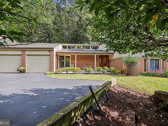 4th image of 8805 Hidden Hill Ln