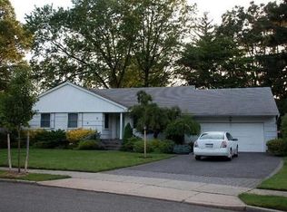 8 Harriet Dr, Syosset, NY 11791