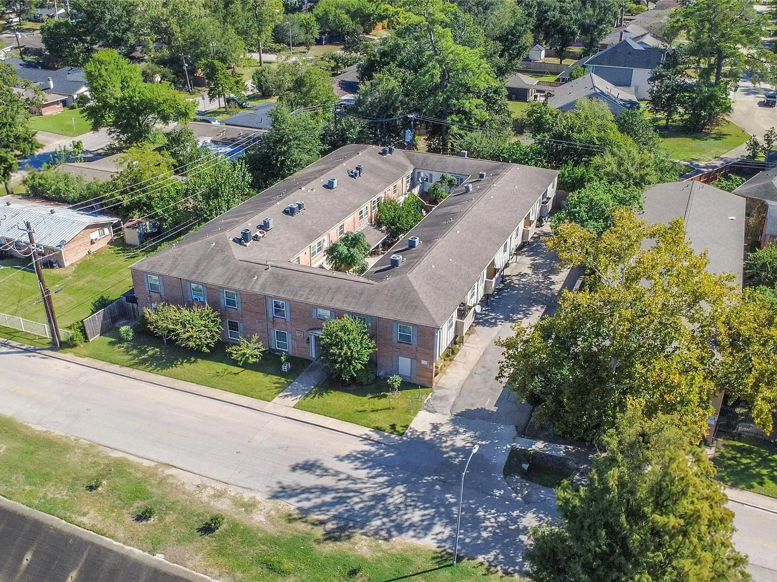2 bed, 1.0 bath, 836 sqft, $1,300 — Photo 3