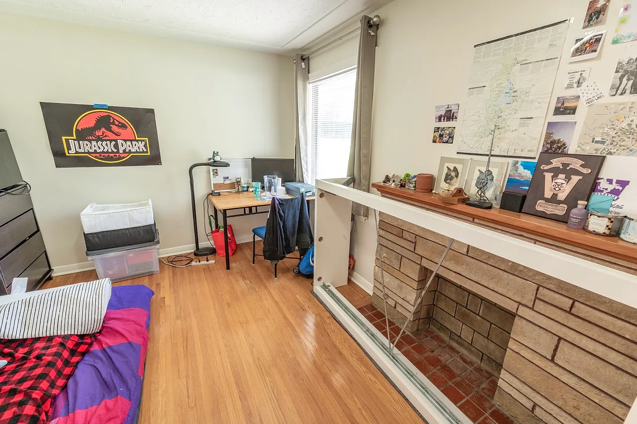 Beautiful 5 Bedroom Student Property Steps from Western University! — Photo 3