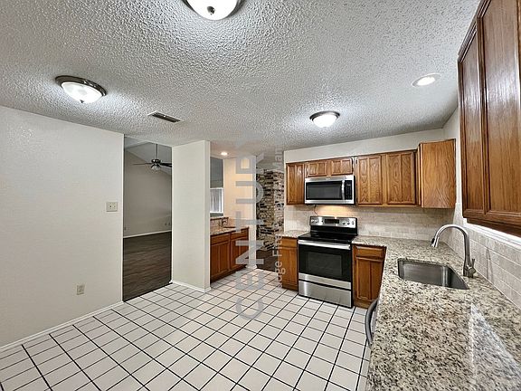 4th image of 2654 Claremont Dr