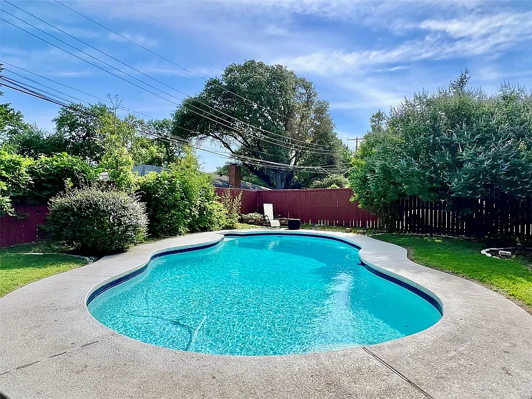 3421 Dartmoor Dr — Photo 2