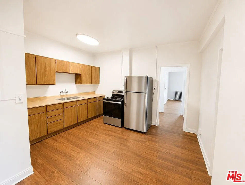 2 bed, 1.0 bath, 1100 sqft, $2,800 — Photo 2