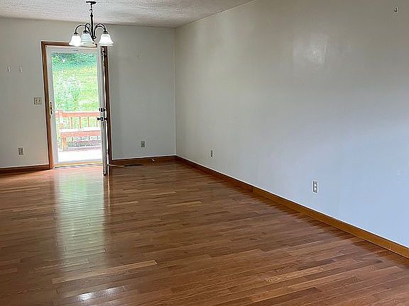 Living room/dining room area