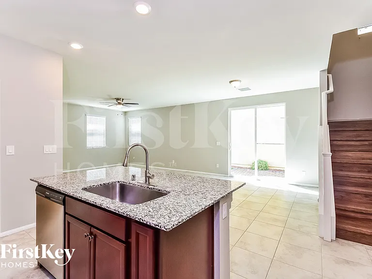 1106 E Dorrell Ln — Photo 7