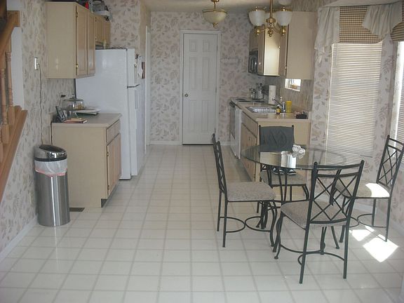 Spacious eat-in kitchen