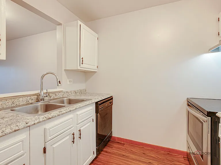 Hawthorne Glen Apartments — Photo 13