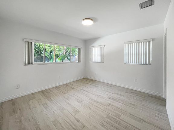 5th image of 1235 Diana Ave