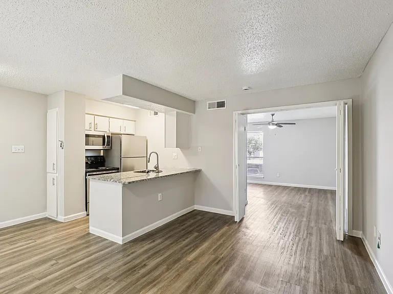 Claro Court Apartments — Photo 17