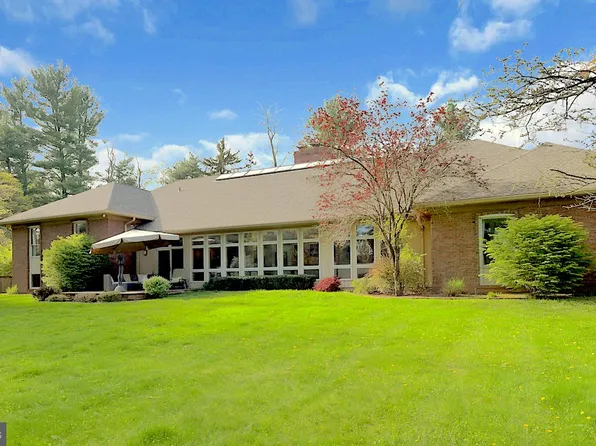 2 Blue Spruce Dr, Pennington, NJ 08534