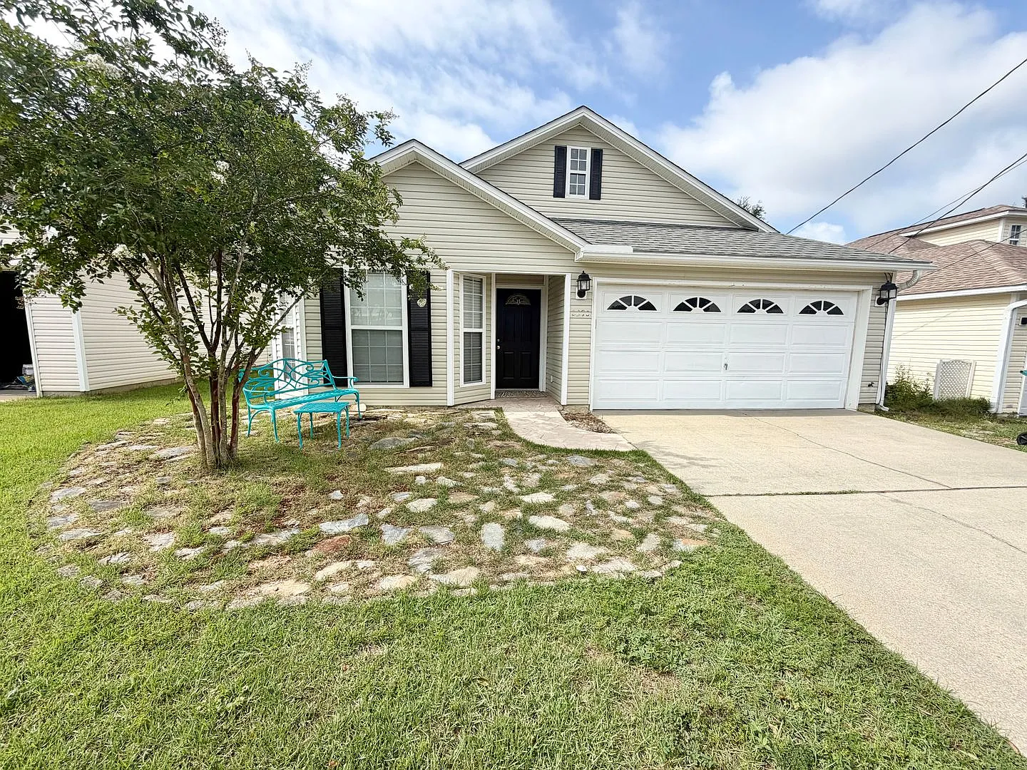 Nice 3 Bedroom Home For Rent - Includes Yard Service! — Photo 1