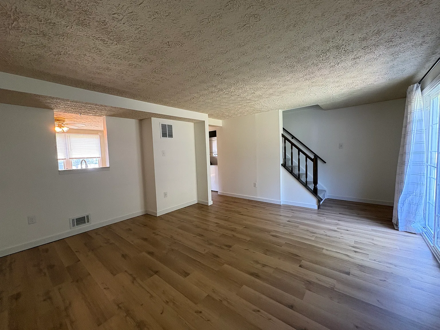 3 bed, 1.5 bath, 1140 sqft, $2,300 — Photo 4