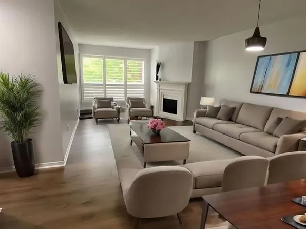 126 Bell Farm Rd #212, Barrie, ON L4M 6J3