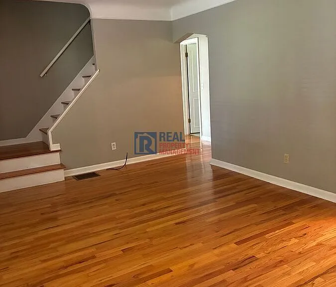 977 Glenna Dr — Photo 2