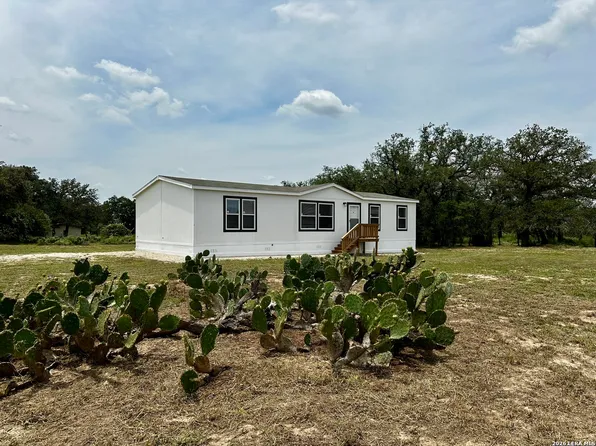 499 Holcombe Lane, Floresville, TX 78114