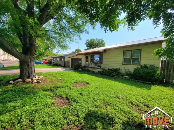 304 S Cox St, Sublette, KS 67877