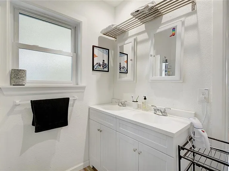209 E Live Oak St #A — Photo 15
