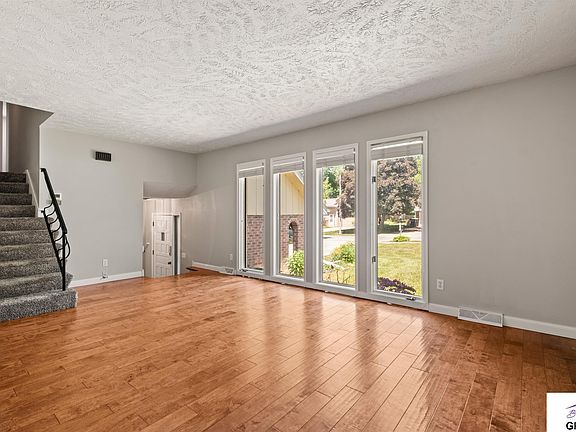 5th image of 10929 Taylor St