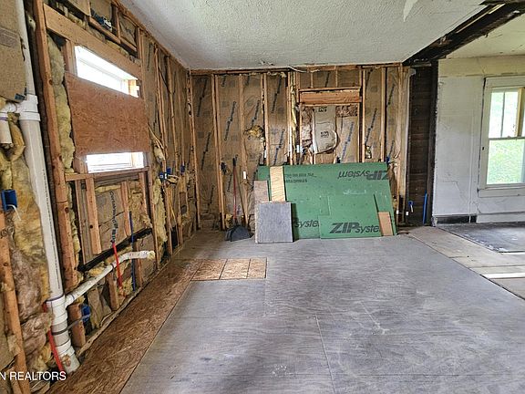 4th image of 1701 Henrietta Ave