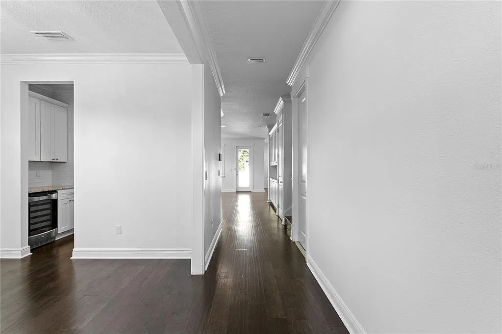 5 bed, 5.0 bath, 3480 sqft, $9,500 — Photo 2