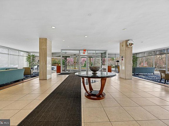 2nd image of 10401 Grosvenor Pl APT 610