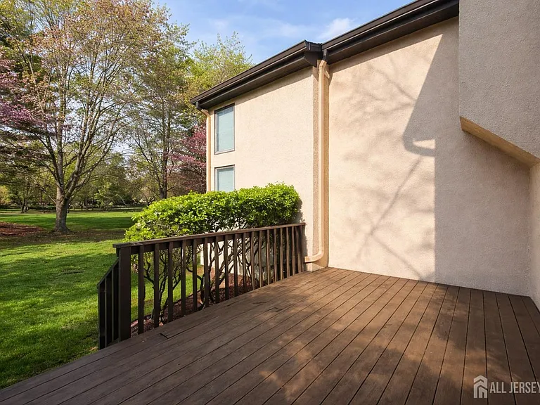 537 Sayre Dr — Photo 3