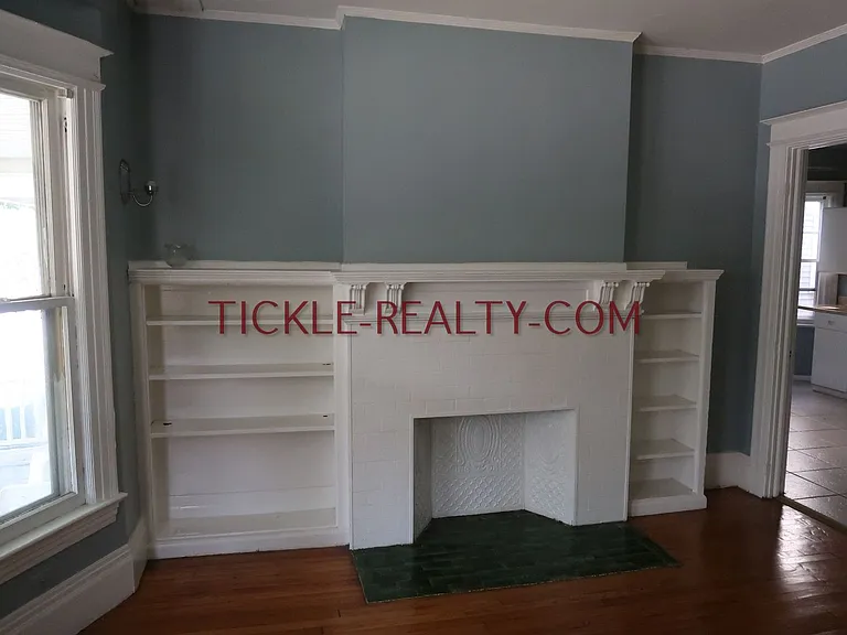 368 Alexander St — Photo 2