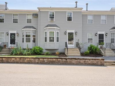565 Quaker Ln APT 104, West Warwick, RI, 02893