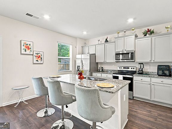 3rd image of 723 Millwood Dr