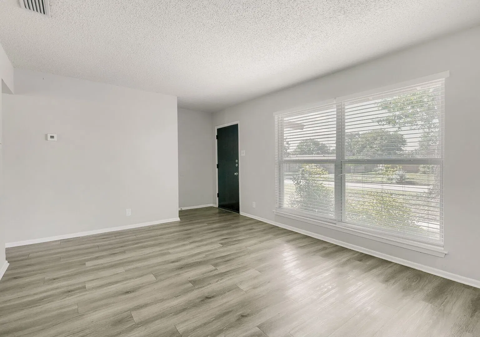 Why rent an apartment when you can rent a HOUSE? — Photo 4