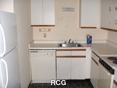 4th image of 256-262 Essex St #402