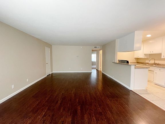 4th image of 2851 Montrose Ave APT B6