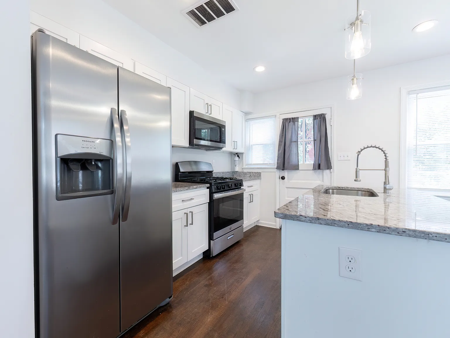 3 bed, 1248 sqft, $2,600 — Photo 4