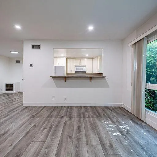 340 N Palm Dr #7 — Photo 6