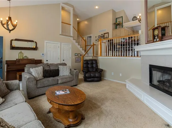 406 Donegal Dr, Smithville, MO 64089