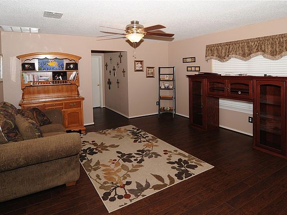 5th image of 1804 Cedarbriar Dr