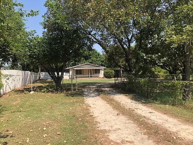 House sits off the highway