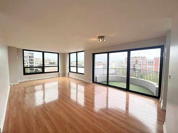 2nd image of 2020 N Lincoln Park W APT 4M