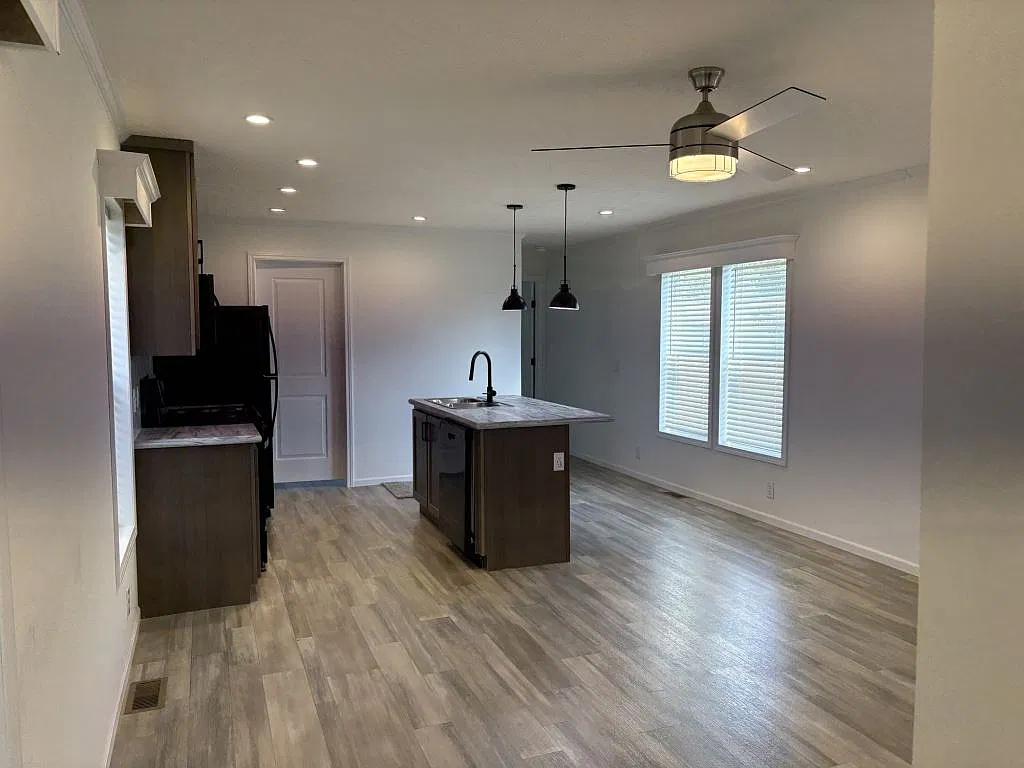 3 bed, 2.0 bath, 991 sqft, $1,754 — Photo 4