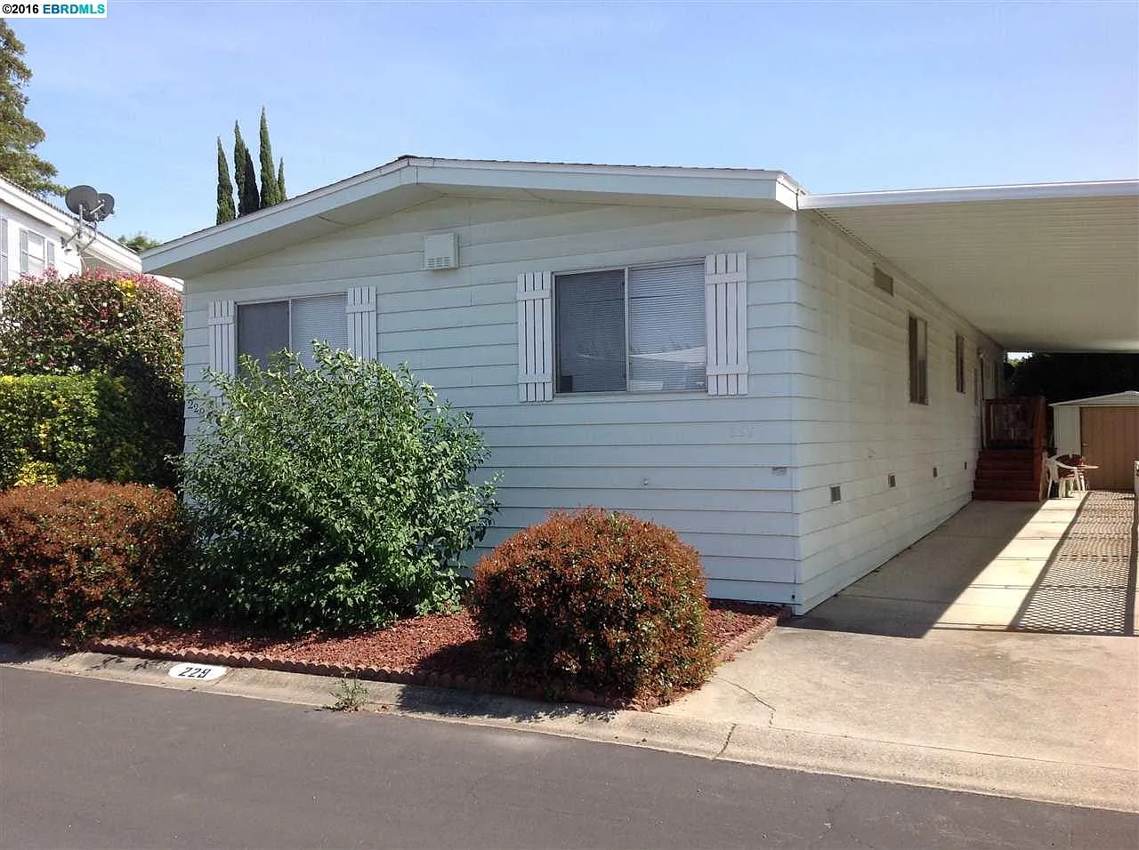 229 Queens Way photo 1