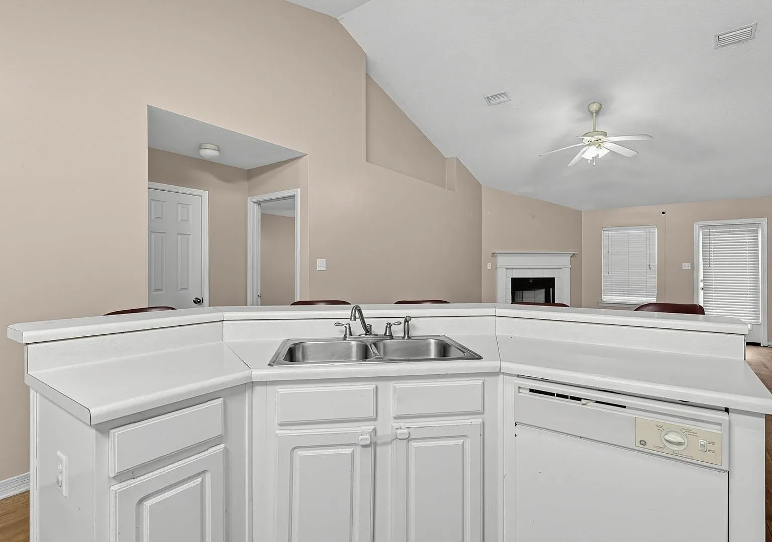Charming 4BR House in Hunters Ridge — Photo 3