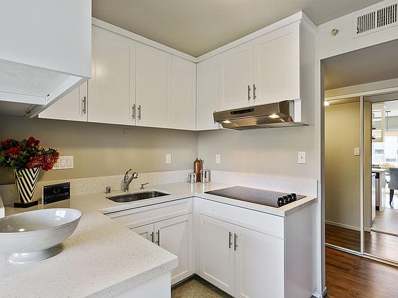 2nd image of 2121 Laguna St APT 21