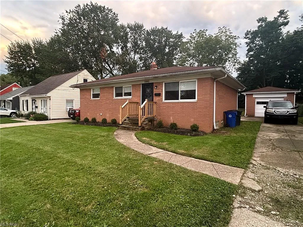 Welcome to this beautifully updated single-family home offering the perfect blend of comfort and convenience. — photo 3