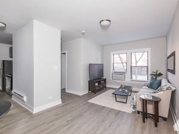 715 W Brompton Ave #2, Chicago, IL 60657