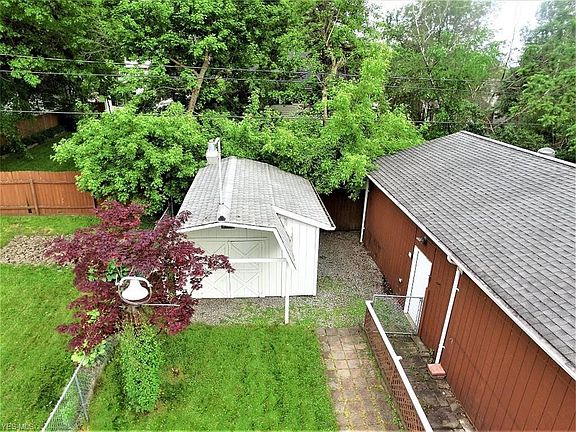 4th image of 911 Oak Knoll Ave SE