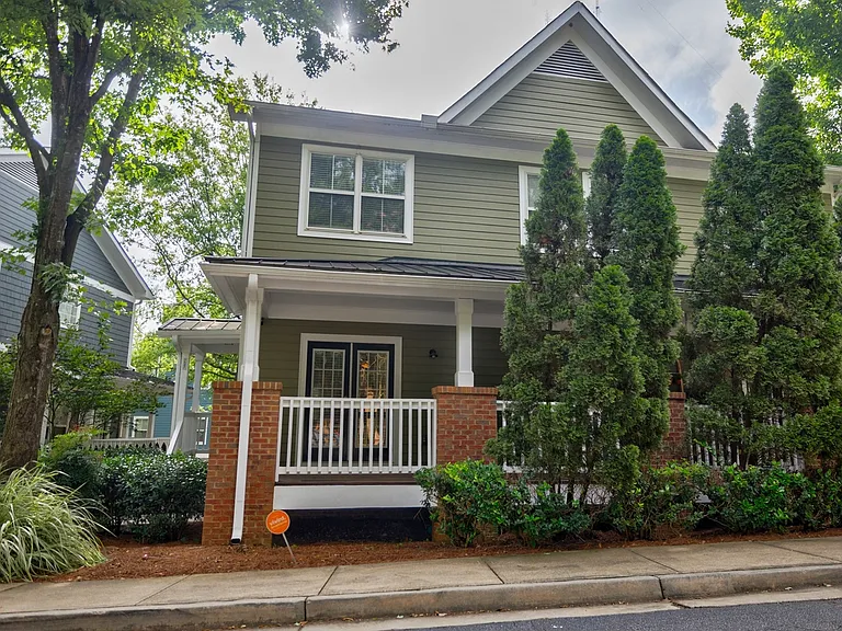 237 Carlyle Park Dr NE — Photo 2