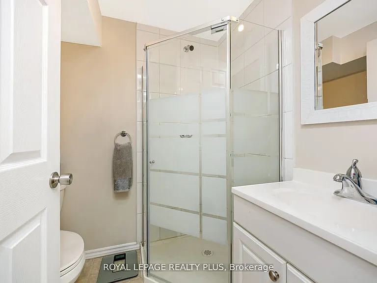 1542 Gainer Cres — Photo 35