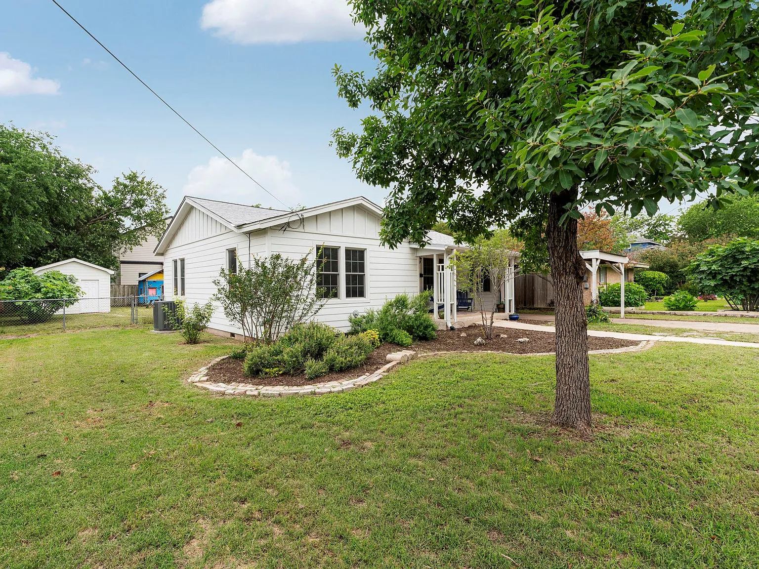 4 bed, 2.0 bath, 1380 sqft, $3,900 — Photo 3