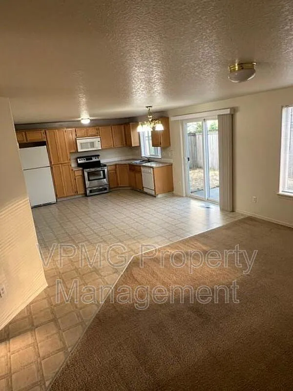 3 bed, 2.0 bath, 1525 sqft, $2,595 — Photo 4