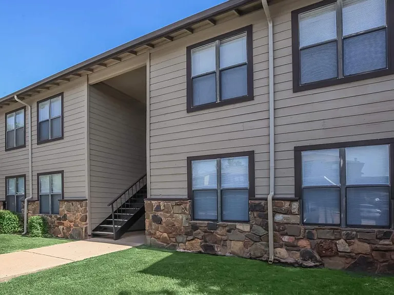 Grouse Run Apartments — Photo 11